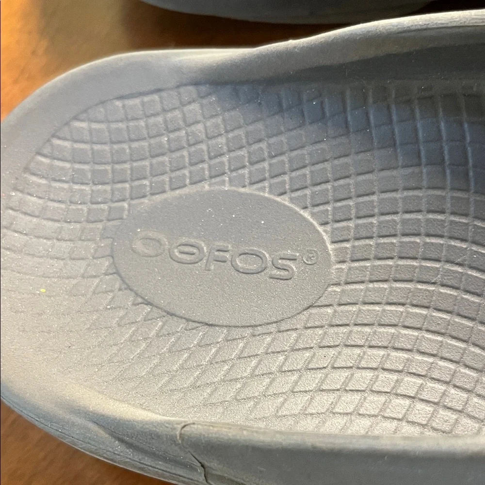 OOFOS Gray Flip Flop Sandals Men’s 11 Womens 13